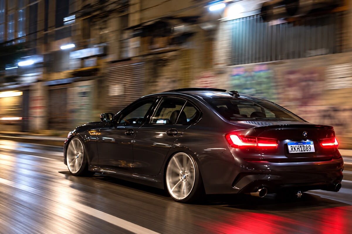 BMW 320i G20 cinza grafite - traseira em três quartos com lanternas em L