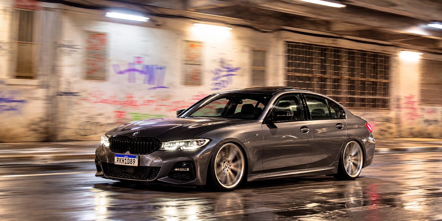 BMW 320i G20 cinza grafite rebaixada - visão dianteira em três quartos